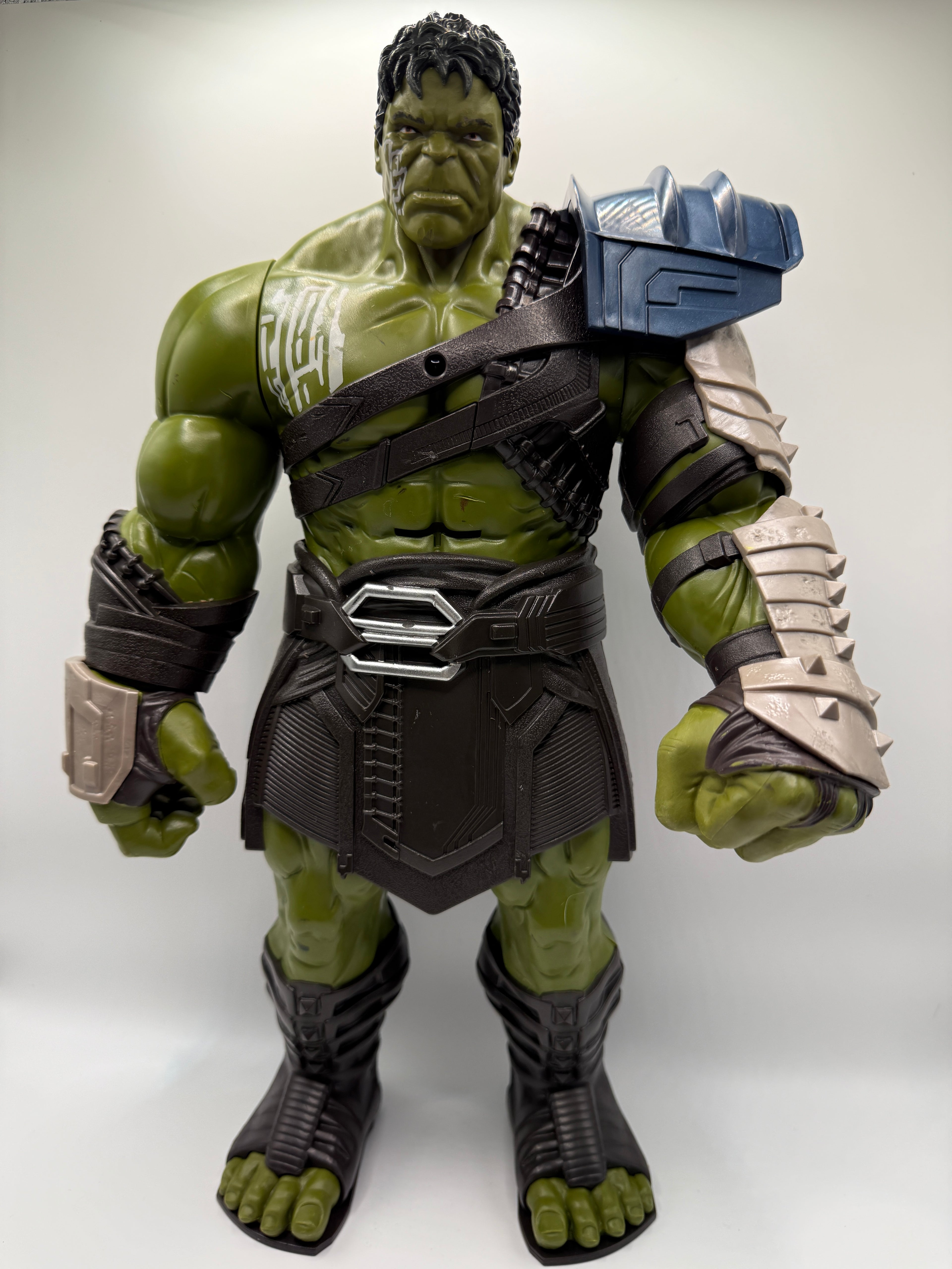💪 Marvel Gladiator Hulk Action Figure – 20" Large Figure (Thor: Ragnarok Edition)