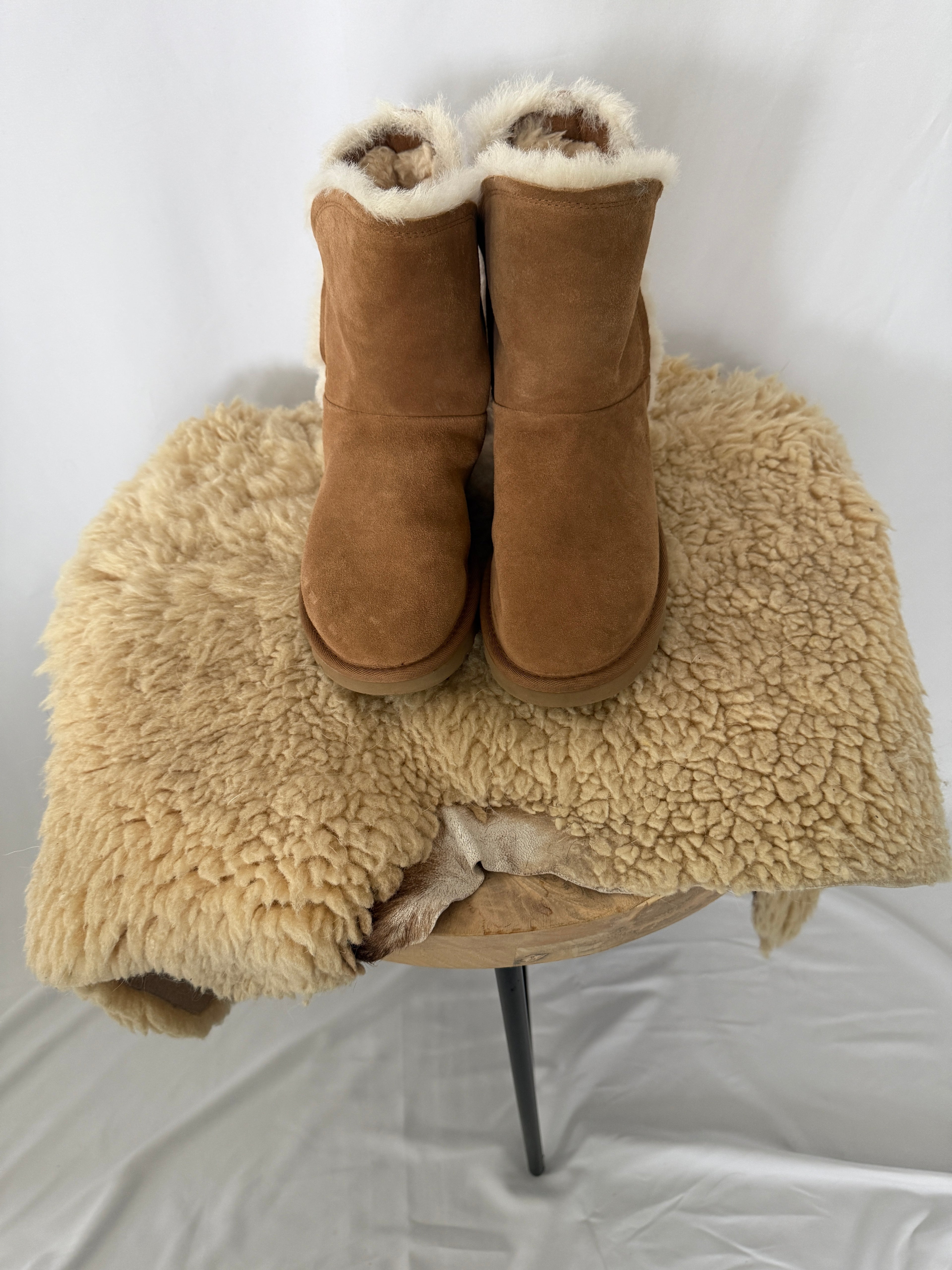 UGG Classic Short Boots – Chestnut – Size 7 – New