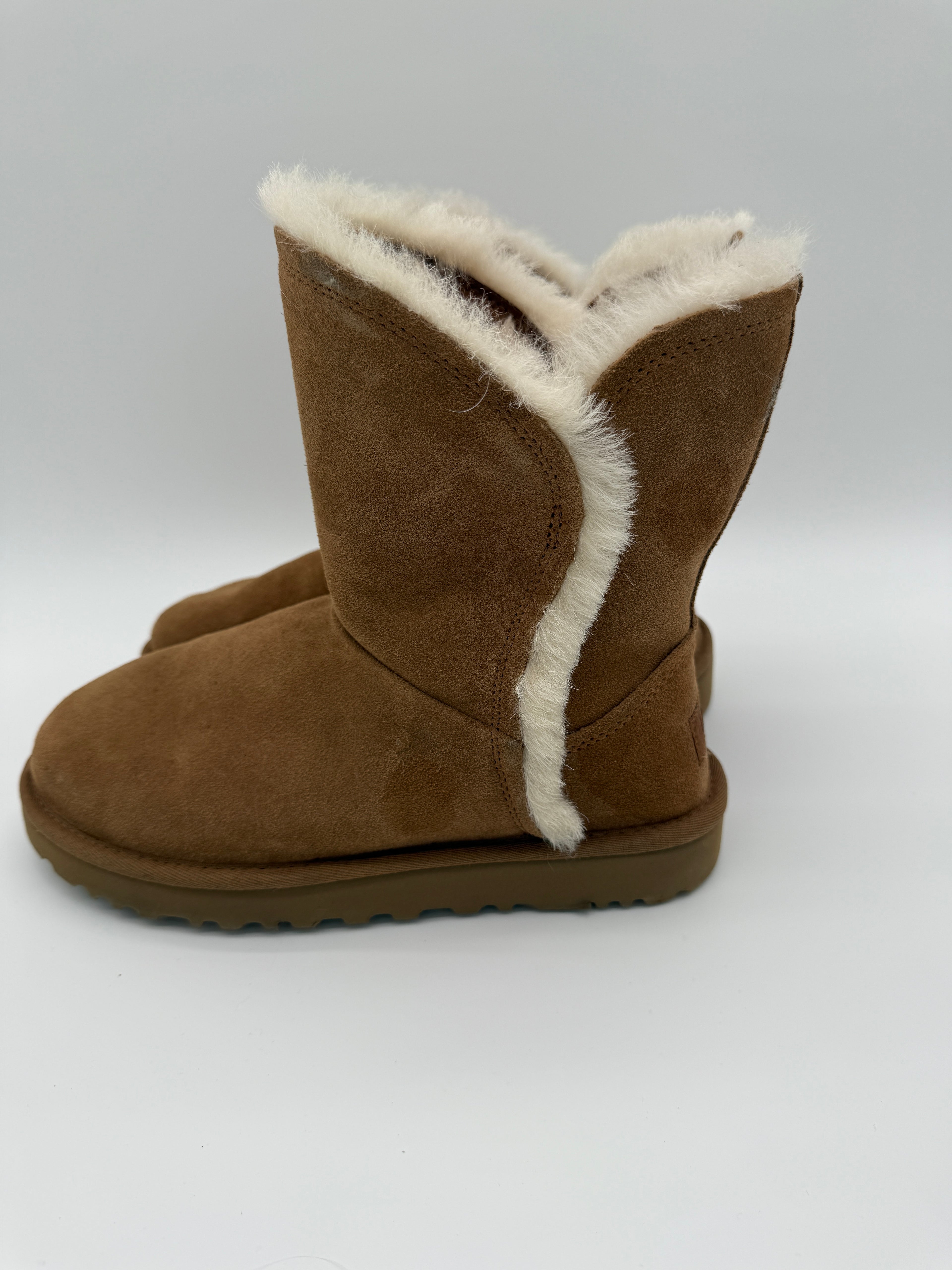 UGG Classic Short Boots – Chestnut – Size 7 – New
